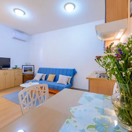 Red Coral Apartment *