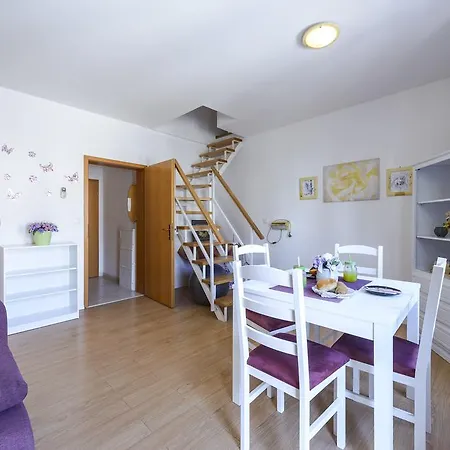 Red Coral Apartment *